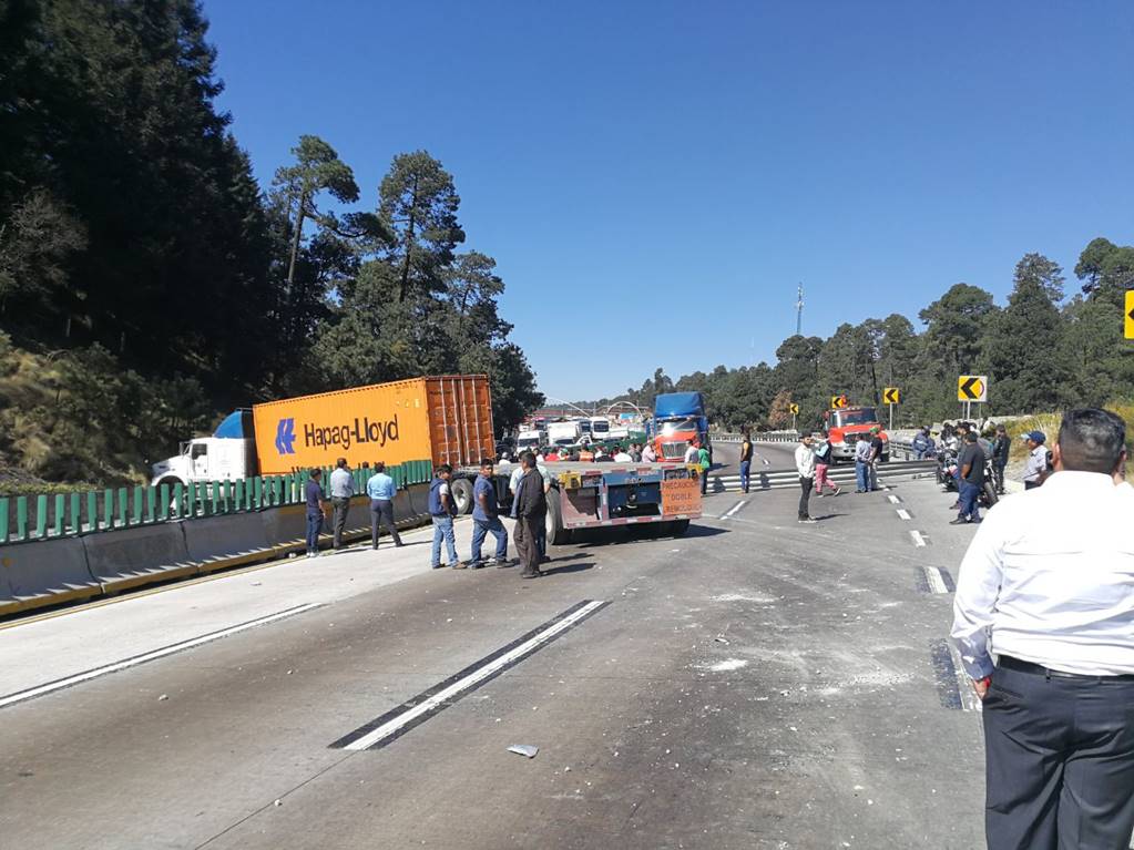 Accidente en la México-Puebla deja varado hasta a Cepillín