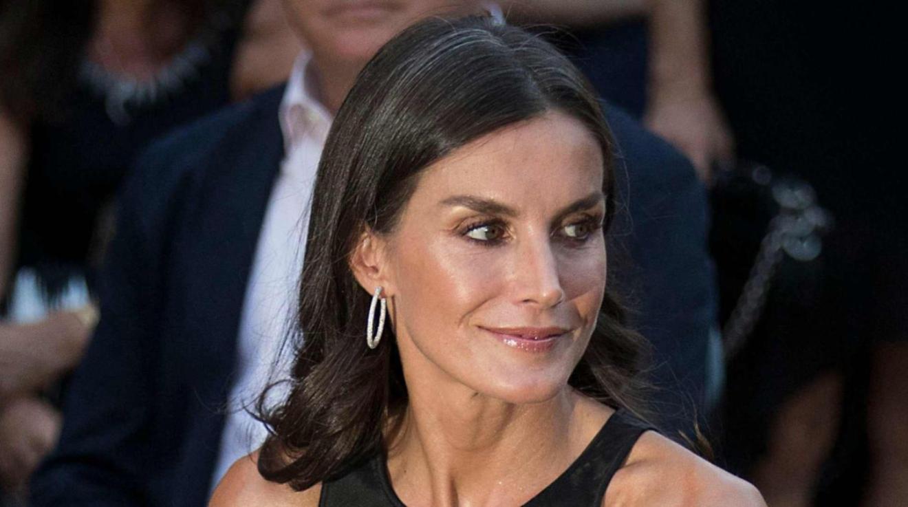Letizia de España sorprende con vestido lencero, sandalias y bronceado perfecto