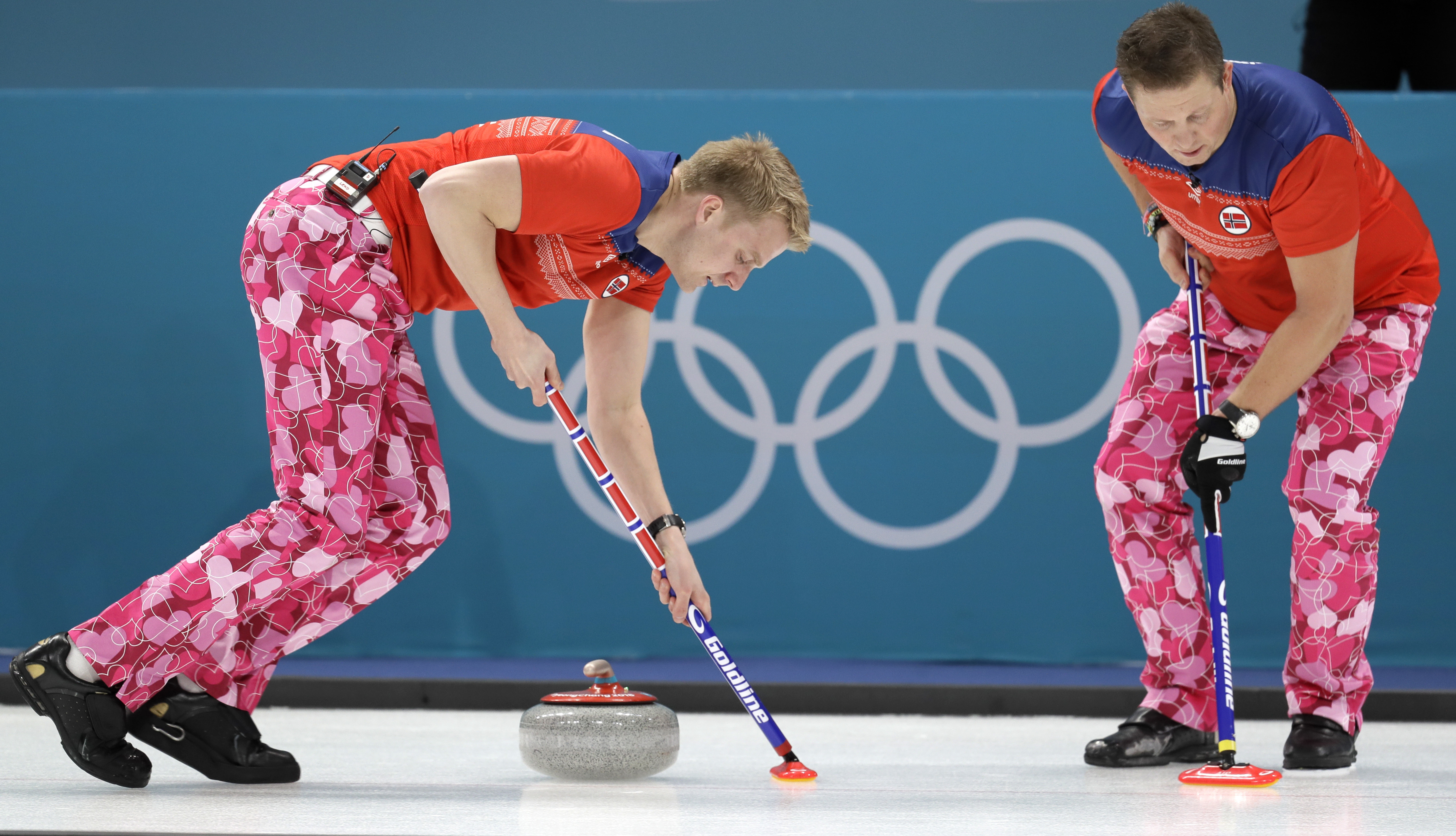 Equipo de curling presume uniforme de Día de San Valentín