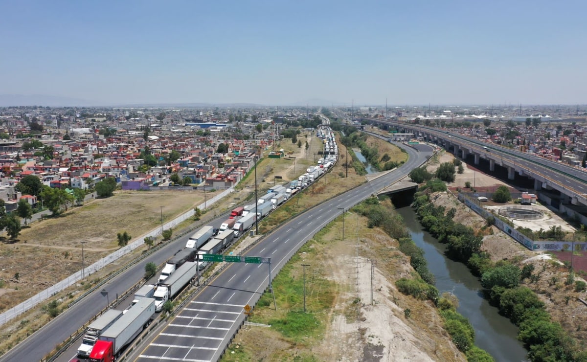 Vecinos de Ecatepec bloquean Circuito Exterior Mexiquense por más de seis horas; exigen agua