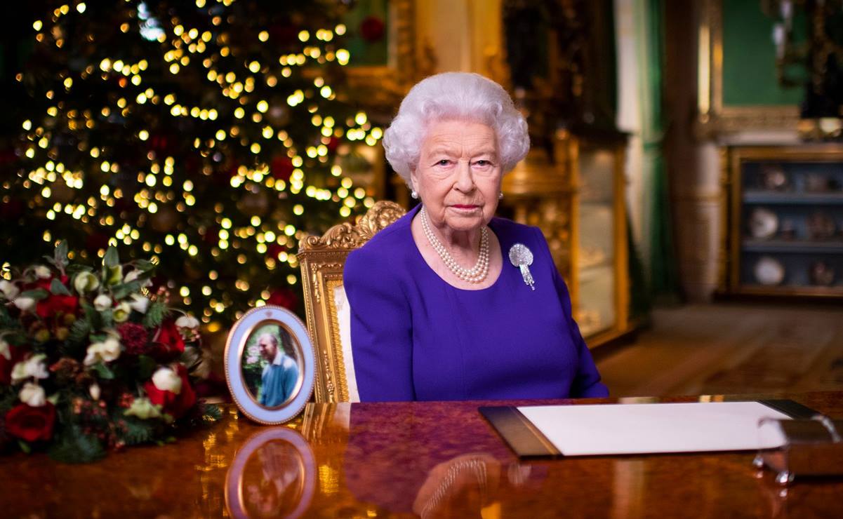 "No están solos", afirma a los británicos la reina Isabel II