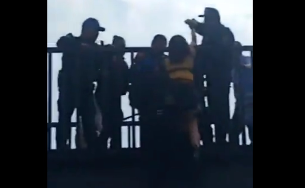 Video. Policías impiden que joven se arroje de puente en Eje Central