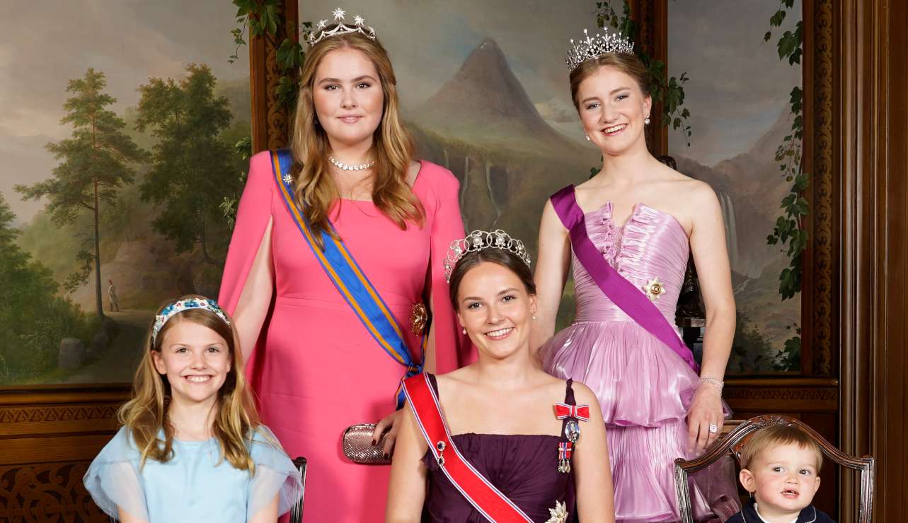Estelle de Suecia, Ingrid de Noruega, Amalia de Holanda y Elisabeth de Bélgica posan con tiaras como futuras reinas
