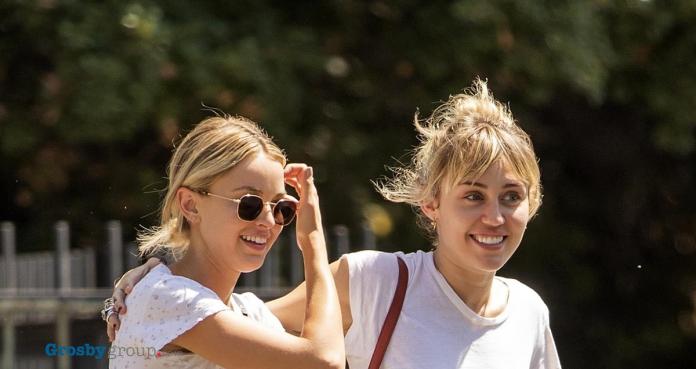 Miley Cyrus pasea en braless junto a su novia Kaitlynn Carter