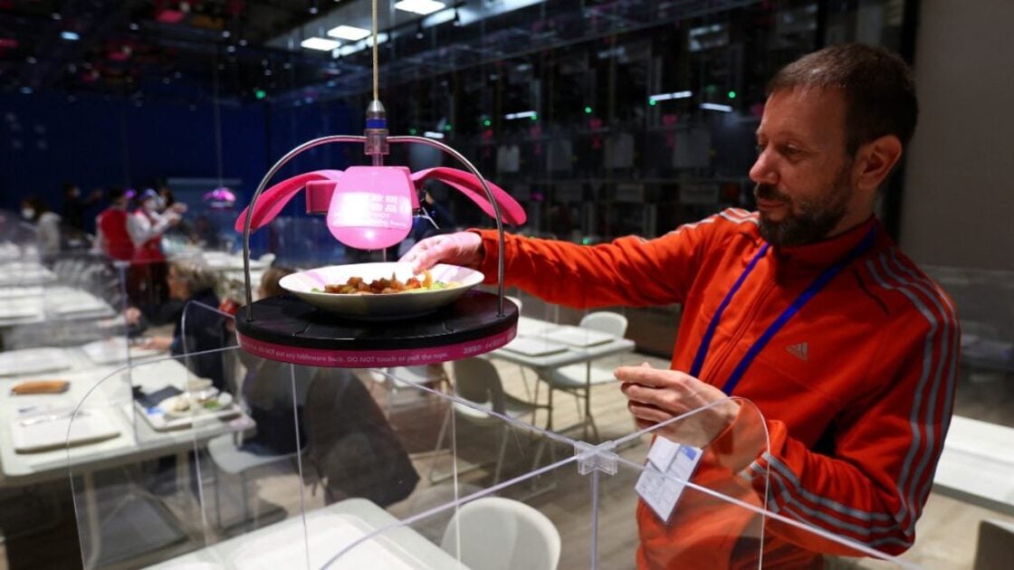 Robots servirán y cocinarán comida a los participantes de los Juegos de Invierno de Beijing 2022