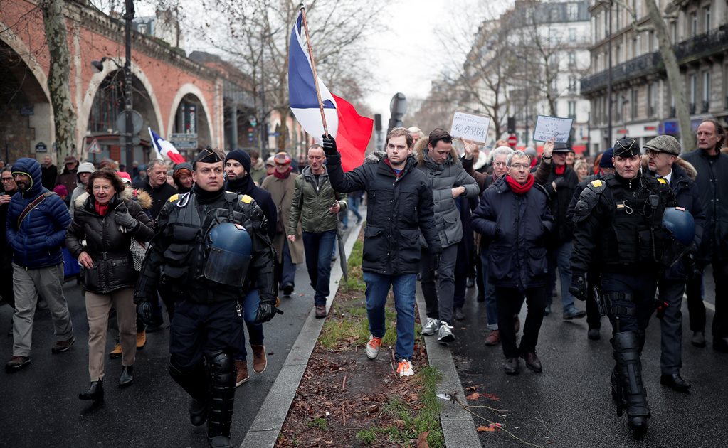 Miles marchan en París contra los "chalecos amarillos"