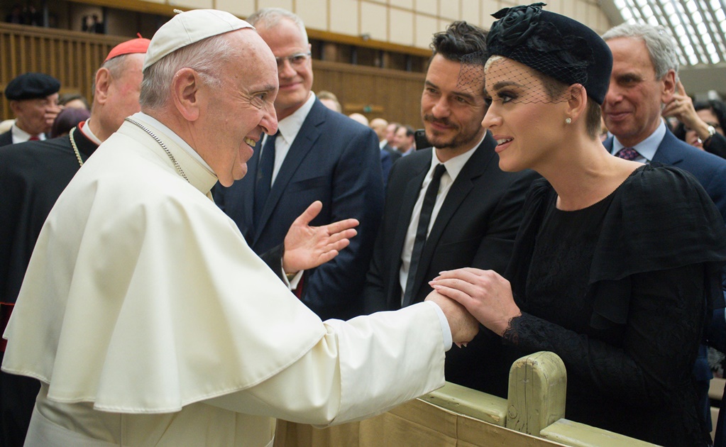 Katy Perry y Orlando Bloom saludan al Papa Francisco