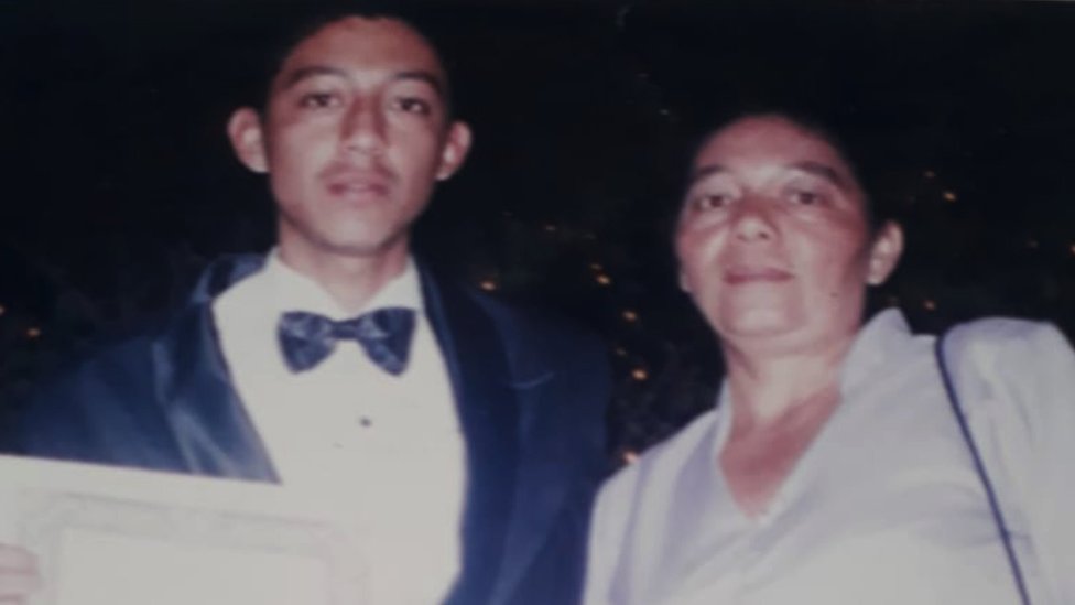 "México es una tumba, México es un robasueños": carta de una madre a su hijo después de que apareciera en fosa clandestina