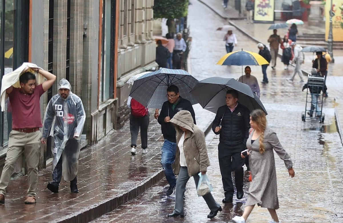 Todavía no guardes el paraguas ni la chamarra, continúa frente frío en México