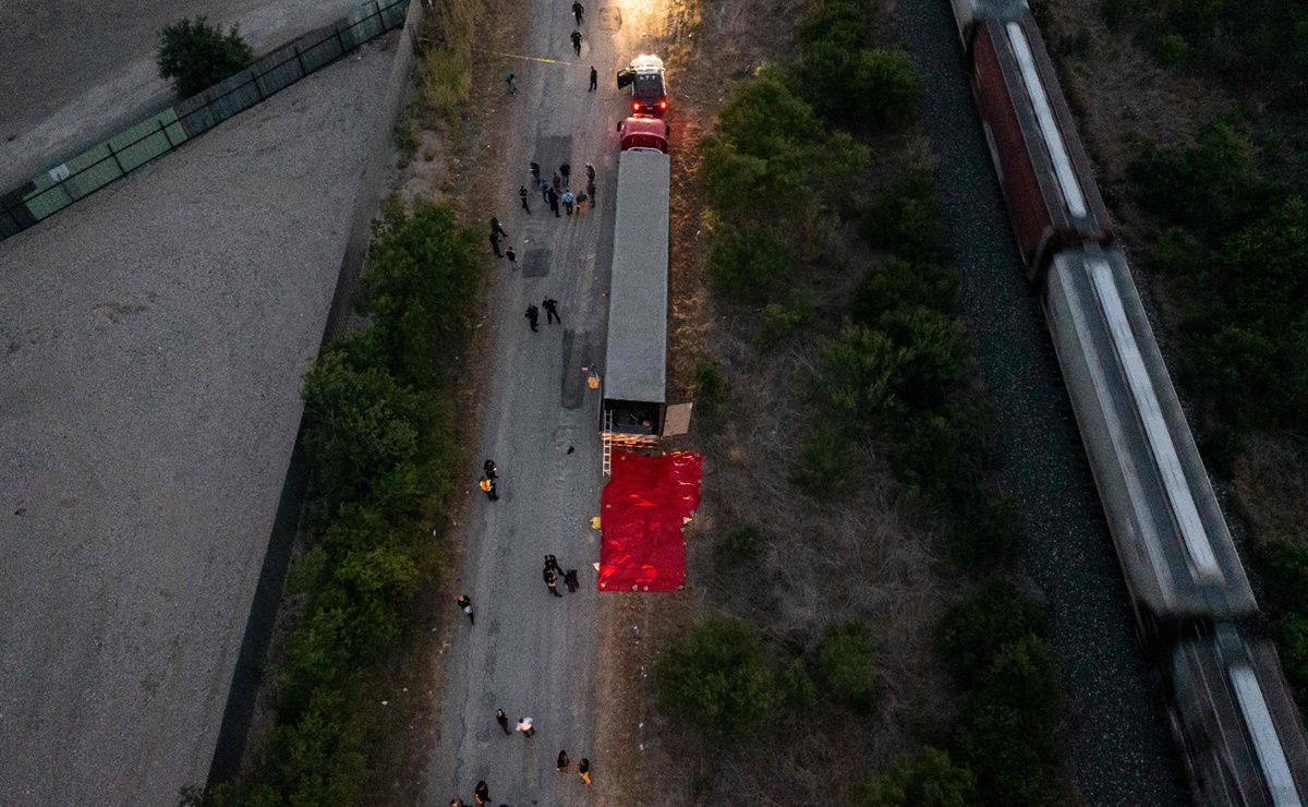 Detienen a conductor de tráiler donde murieron 50 migrantes en Texas