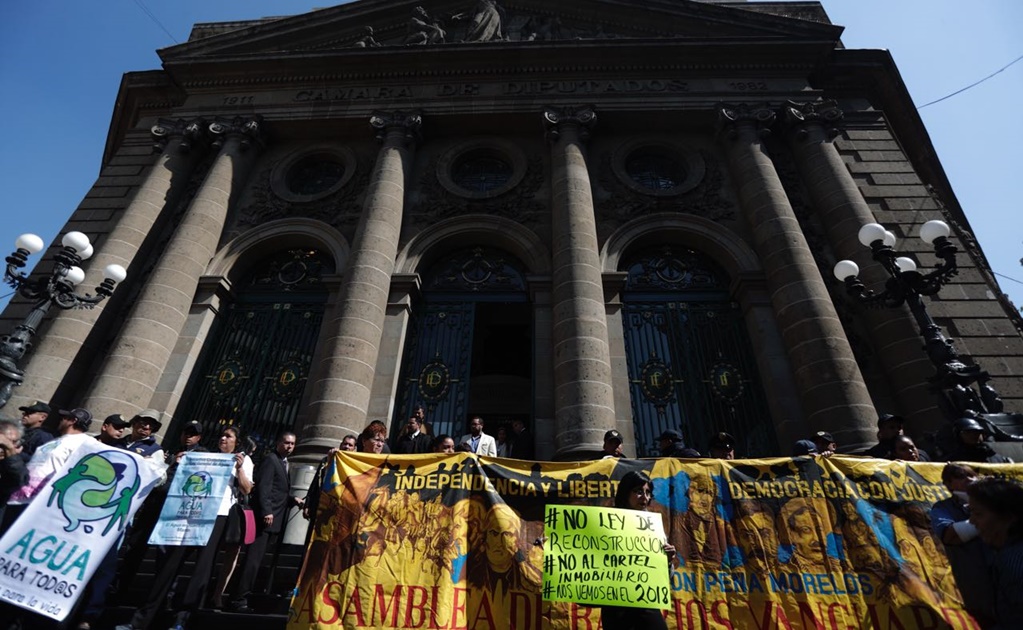 Integrantes de la Asamblea de Barrios protestan en Donceles