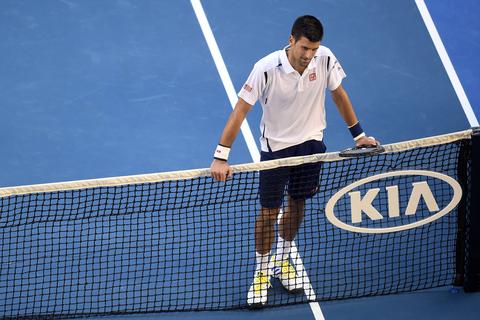 Djokovic gana pese a sus errores