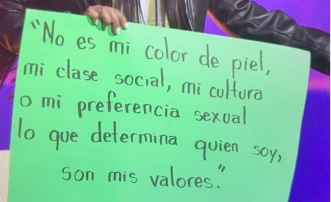 Yalitza se une a concierto de Mon Laferte con mensaje inclusivo