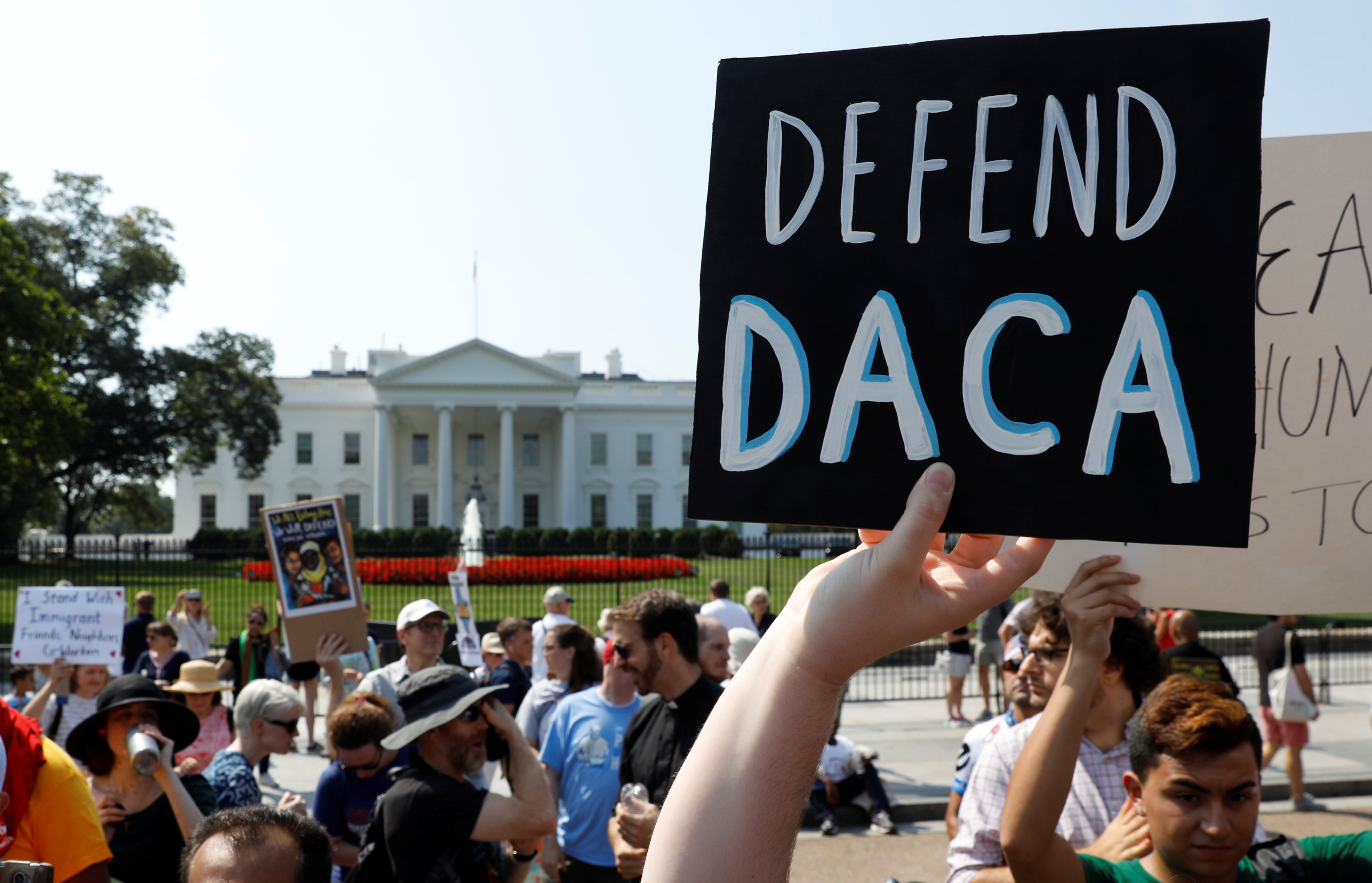 Cientos de dreamers protestan frente a la Casa Blanca por DACA