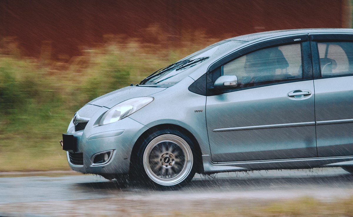 ¿Es seguro dejar tu auto bajo la lluvia?