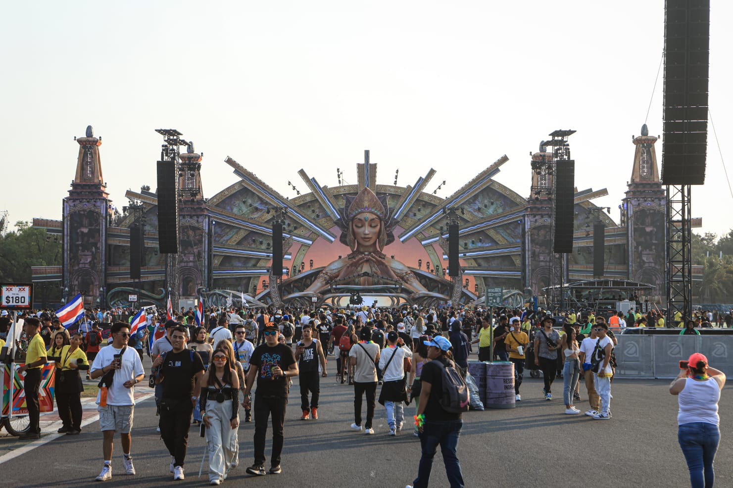 Caos en el EDC: Multitud empuja a seguridad para ingresar al festival ante negativa de acceso