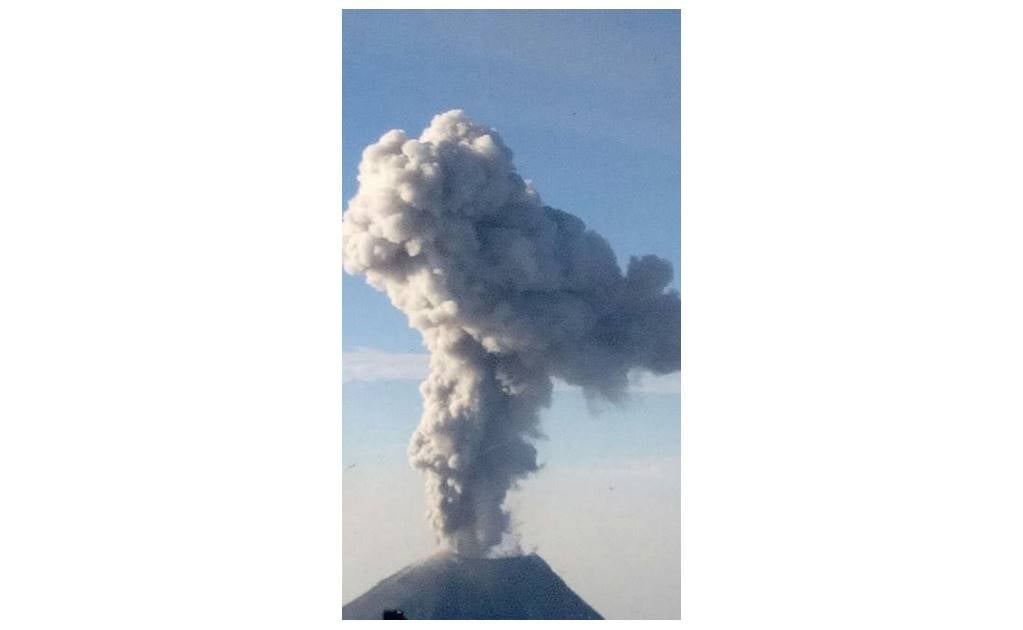 Volcán de Colima emite fumarola de 1.5 kilómetros con ceniza