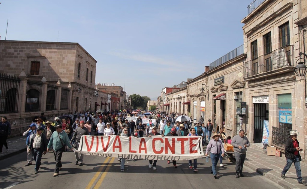 Sindicatos y organizaciones marchan por falta de pagos en sector educativo y de salud en Michoacán