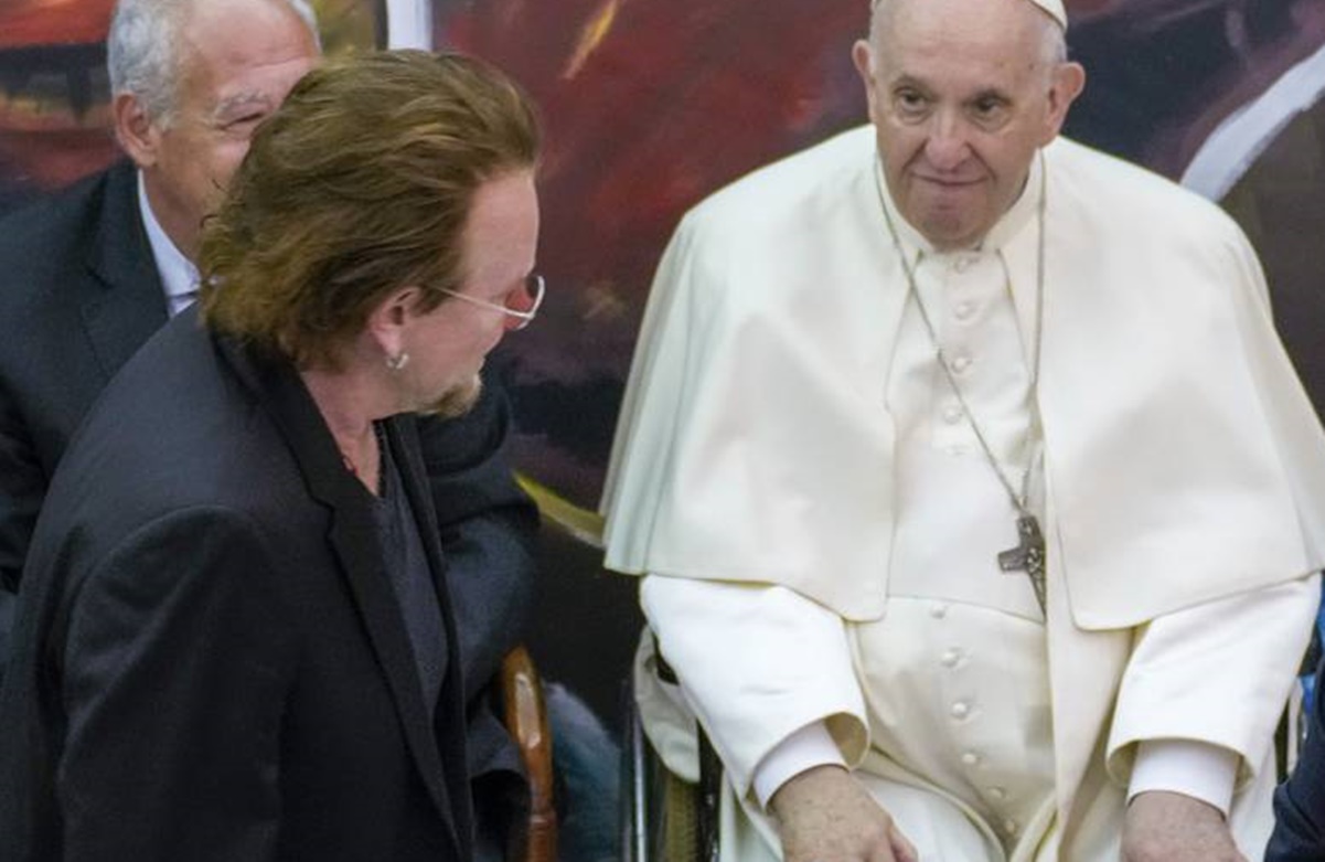 Bono elogia al papa Francisco por apoyar la educación para las mujeres