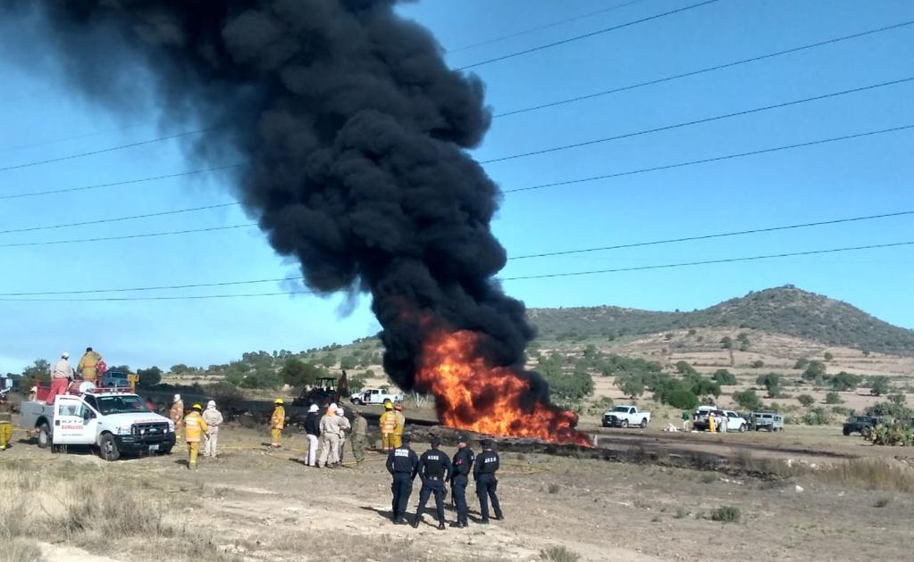 Se incendia toma clandestina en ducto de Pemex en Axapusco, Edoméx