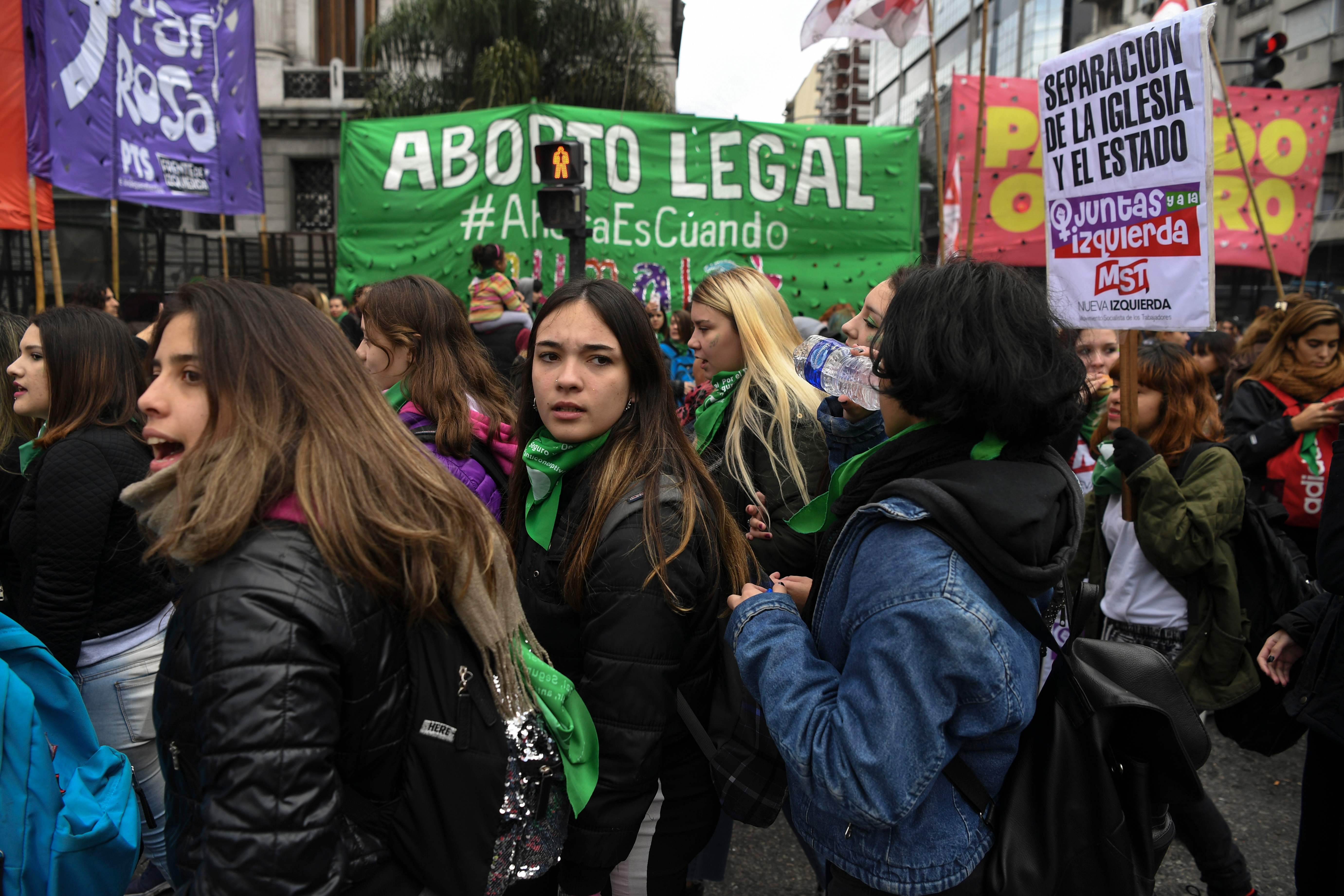 Tras despenalización de aborto en Argentina, México sigue en 2021, "predicen" Brujas del Mar