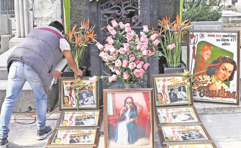 Conmemoran a La Doña con flores y canciones
