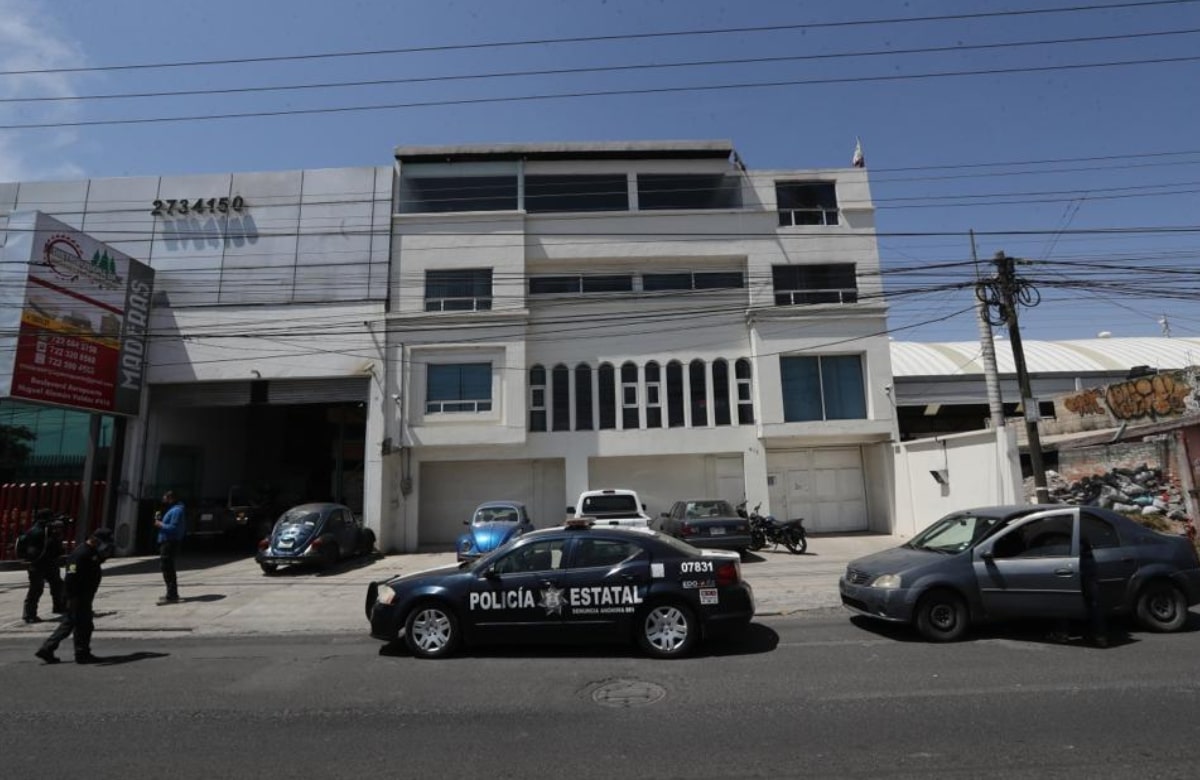 Presuntos delincuentes llevan 15 horas atrincherados en inmueble tras agresión a policías en Toluca