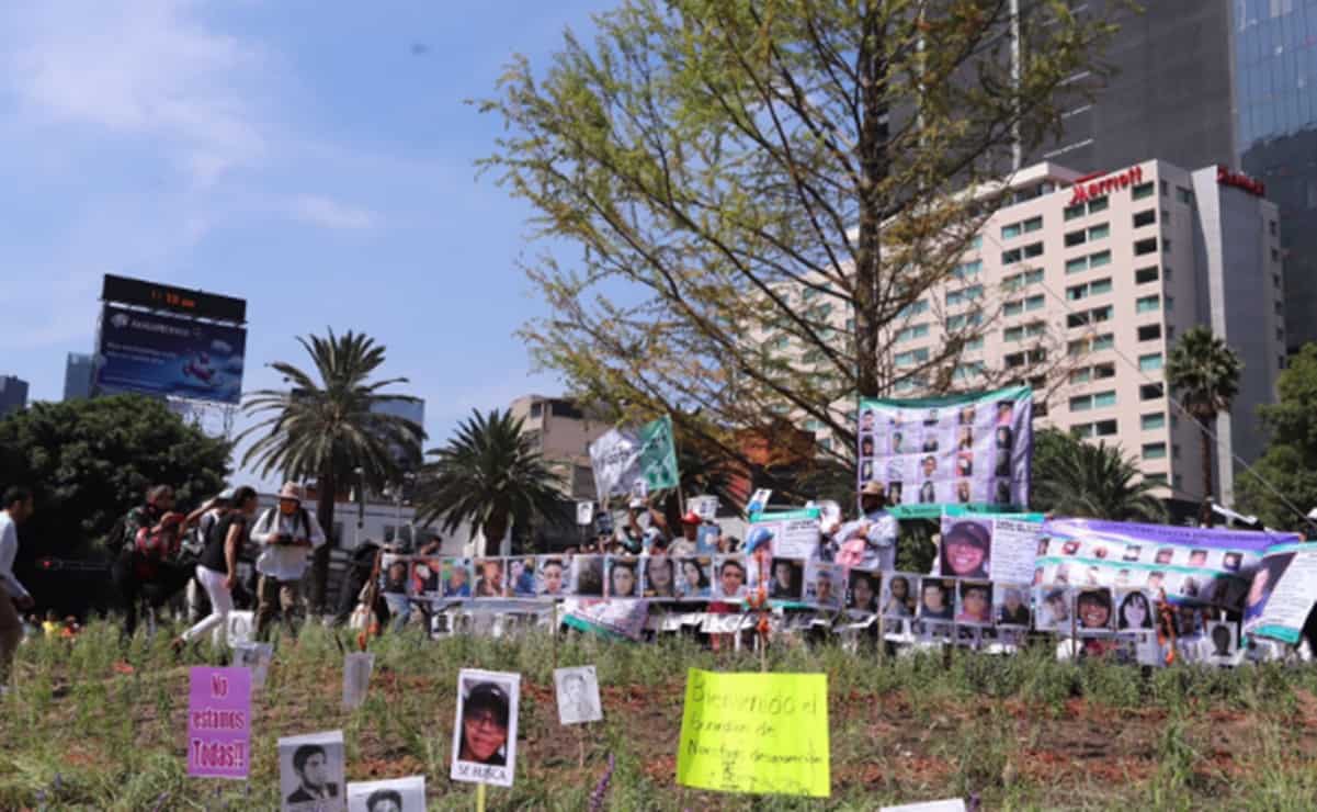 Familiares de personas desaparecidas protestan durante bienvenida del Ahuehuete de Reforma
