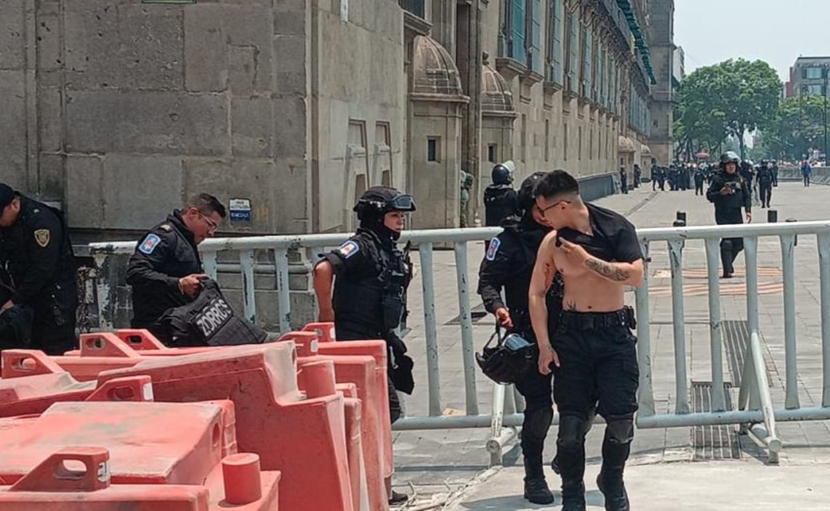 Normalistas lanzan cohetones a Palacio Nacional; reportan 26 policías heridos