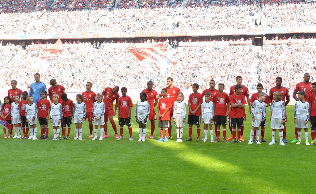 Jugadores del Bayern entran al campo con niños refugiados 