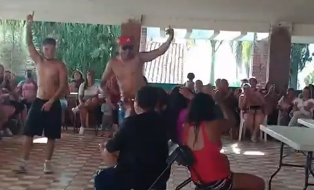 Video: Candidato panista contrata strippers para evento de campaña con mujeres, en Ziracuaretiro, Michoacán