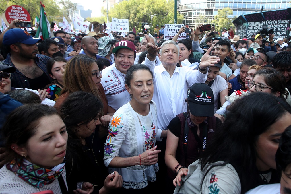 Con el Zócalo abarrotado, AMLO dice no a la reelección