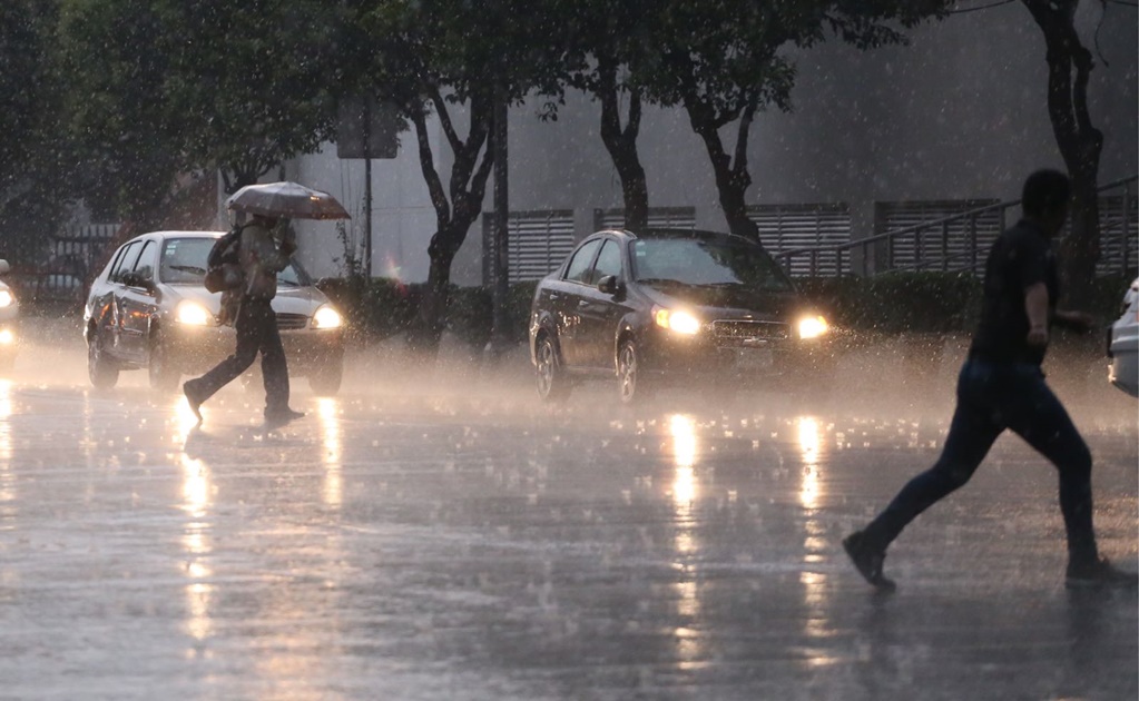 Reportan fuerte lluvia y caos vial en la CDMX