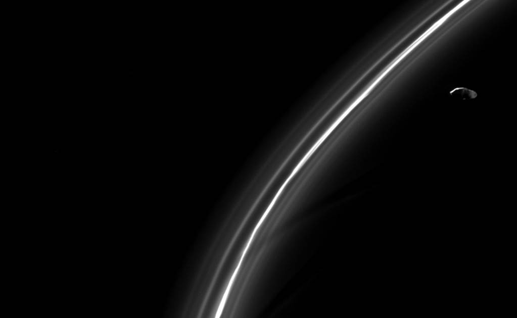 Captan imagen de Prometeo, luna de Saturno