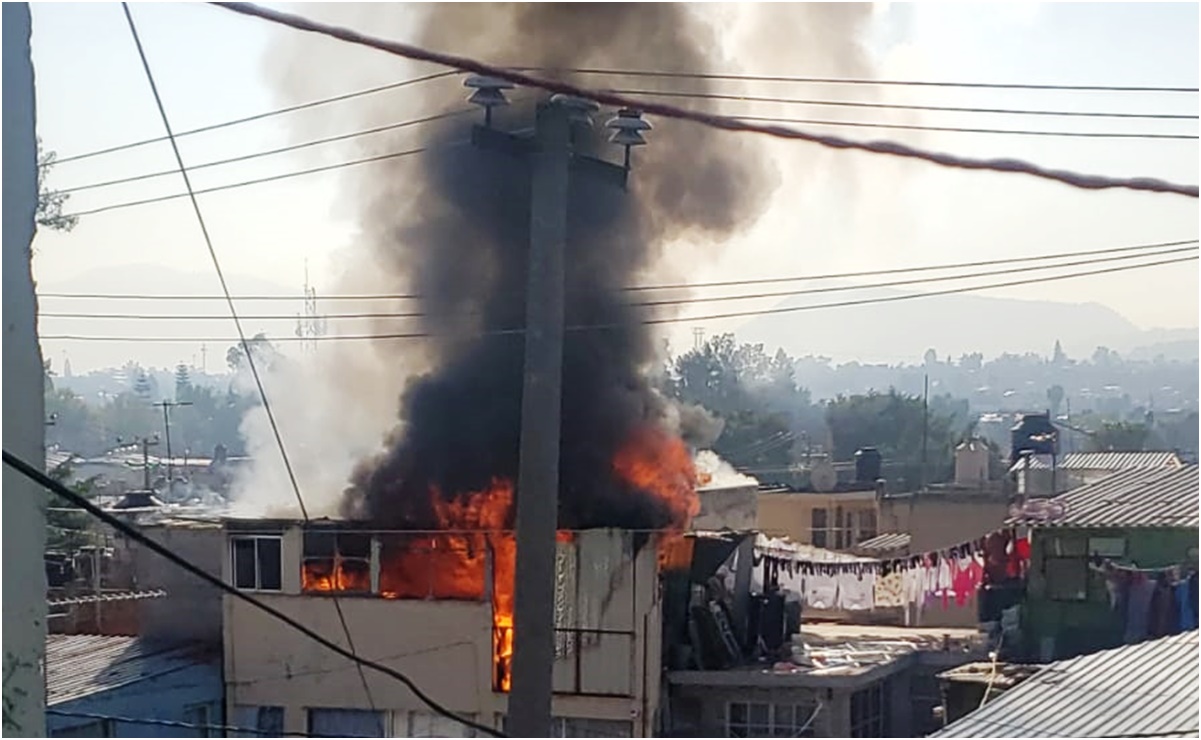 Fuerte incendio consume casa en Iztapalapa; una persona resulta con quemaduras 
