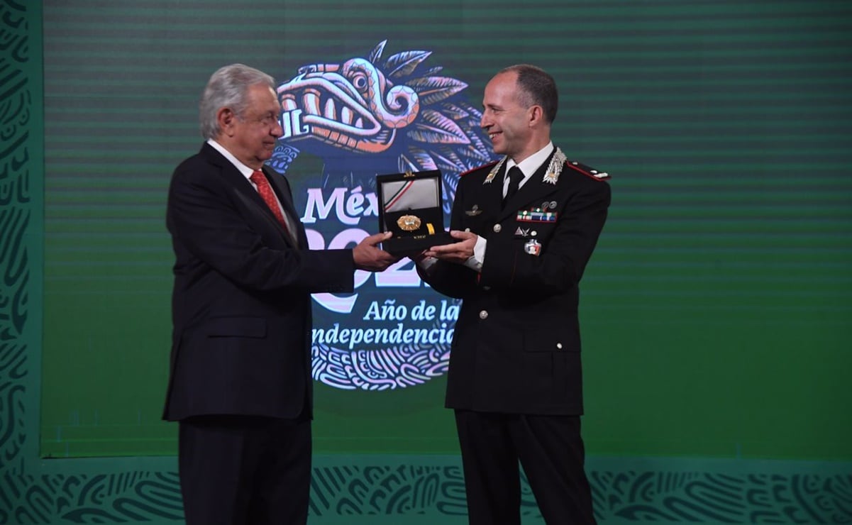 AMLO entrega condecoración a comandante de carabineros de Italia por rescate de arte de México
