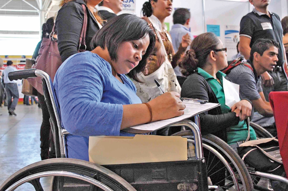 Fijan normas para contratar a personas con discapacidad