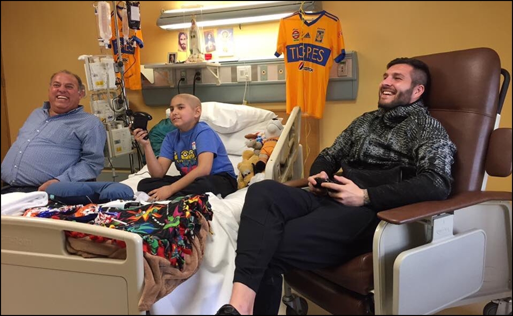 Gignac visitó a niño que padece cáncer