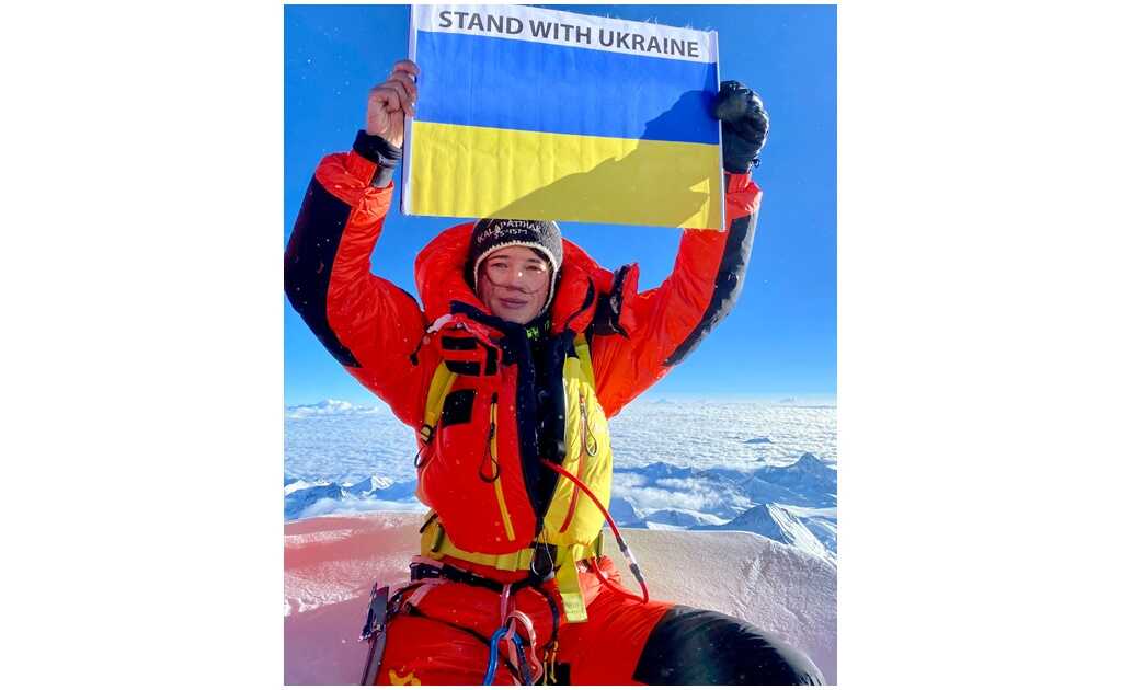 Con lágrimas en los ojos, mujer sube la cima del Everest y pide apoyo para Ucrania 
