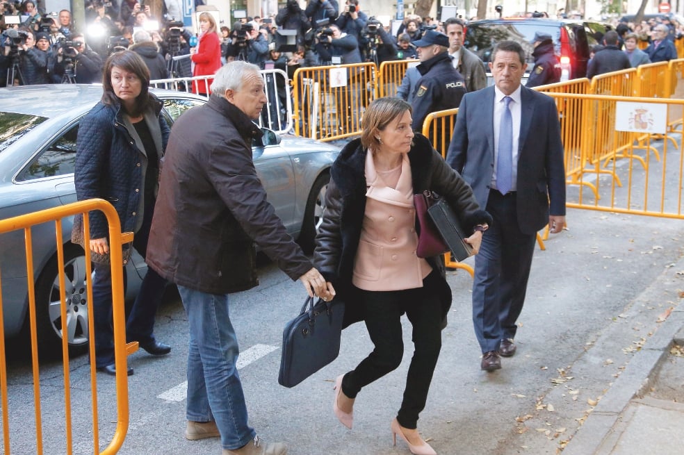 Presidenta del Parlamento catalán va a prisión bajo fianza   