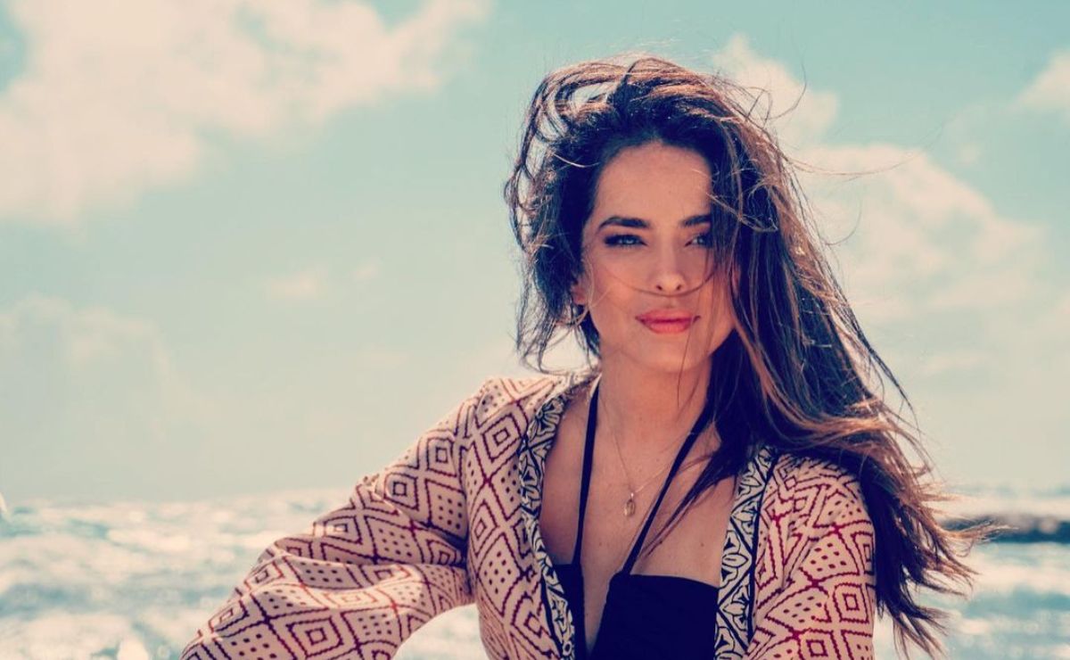 Danna García, protagonista de Pasión de Gavilanes, enamora desde la playa con traje de baño en blanco y negro