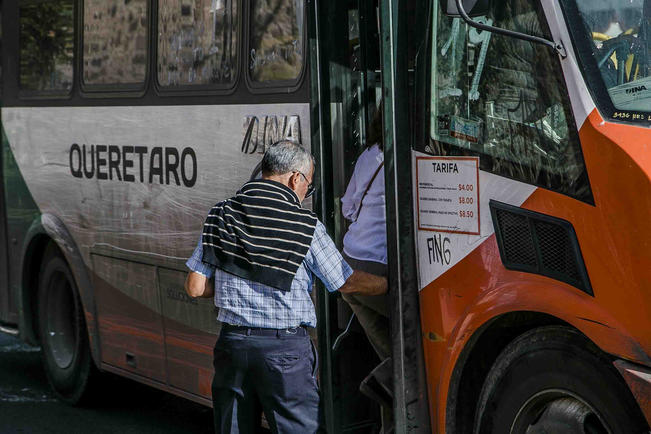 Concesionarios insisten en alza a precio de transporte