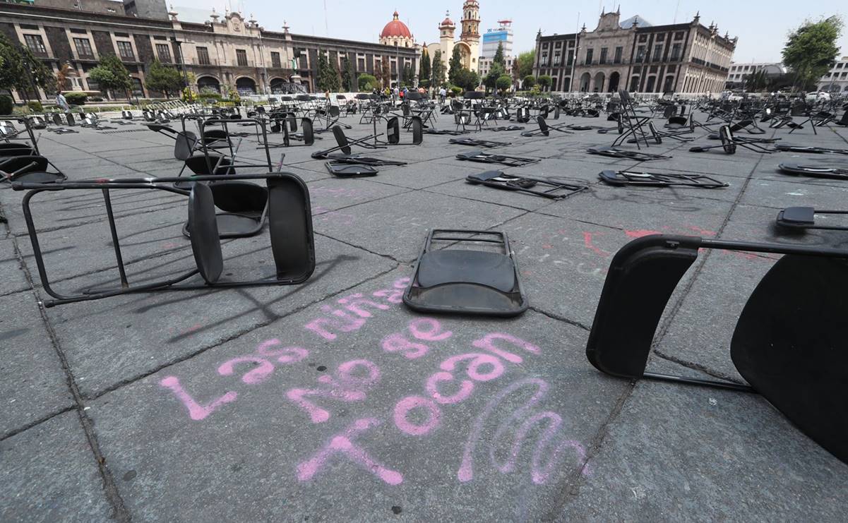 Feministas impiden instalación de sillas para evento de campaña en Plaza Los Mártires 