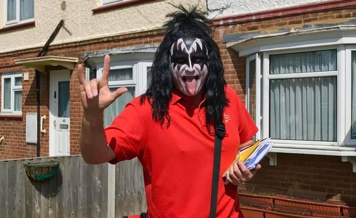 Cartero a la Gene Simmons reparte felicidad a vecinos