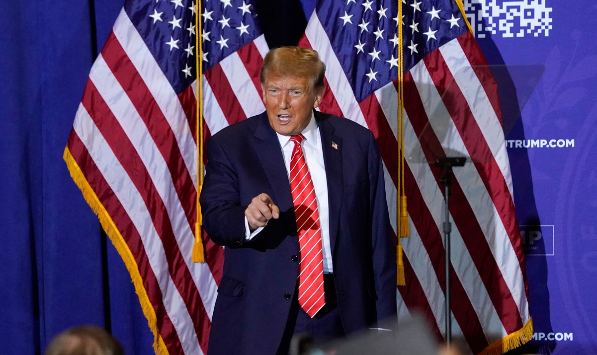 Trump gana primarias en New Hampshire; Biden también, pese a no estar en la boleta