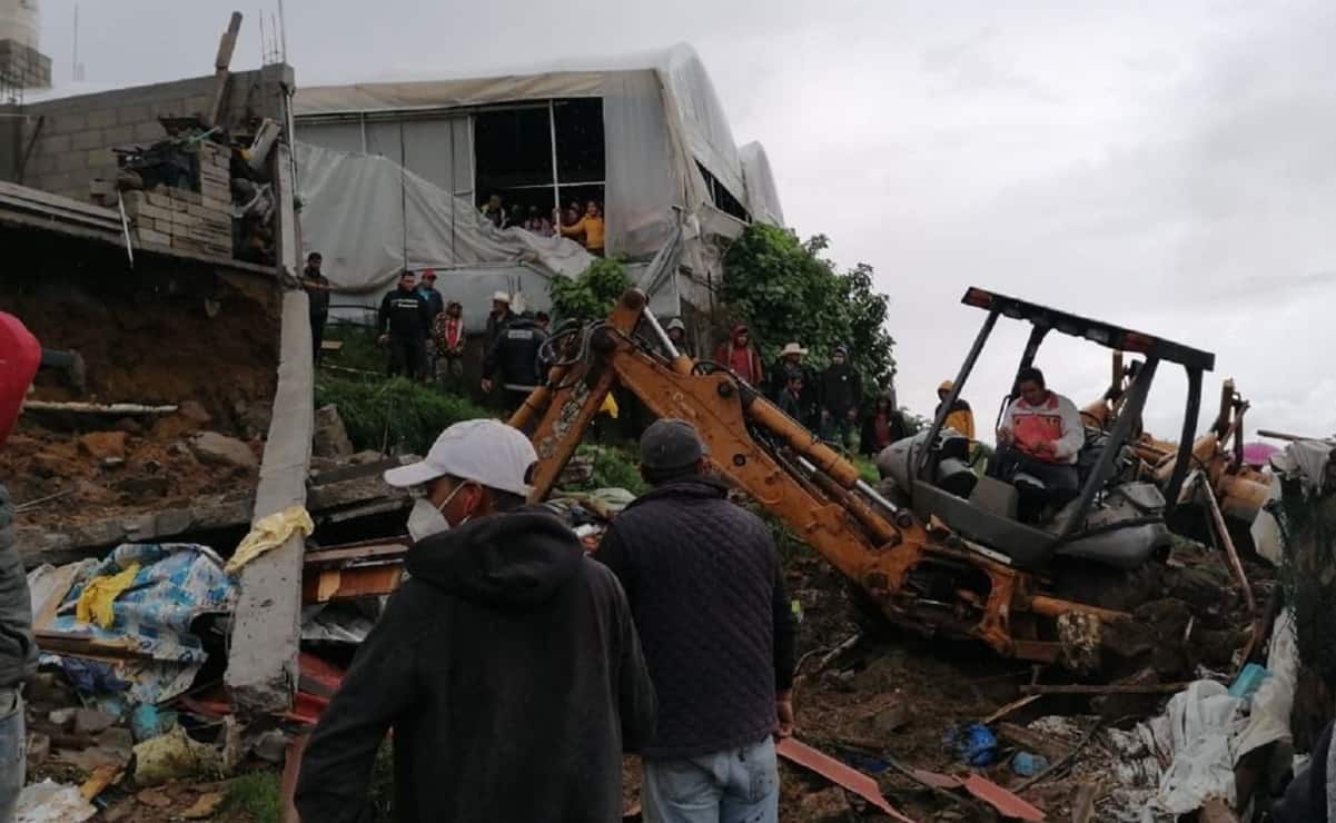 Familia muere sepultada tras deslave de tierra sobre vivienda en Villa Guerrero, Edomex
