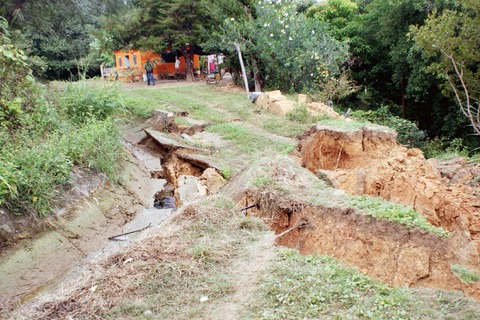 Provoca canal de riego hundimiento