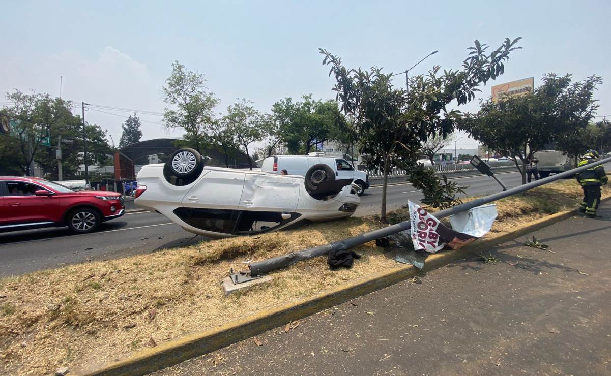 Auto vuelca en alcaldía Tlalpan; hay tres personas lesionadas