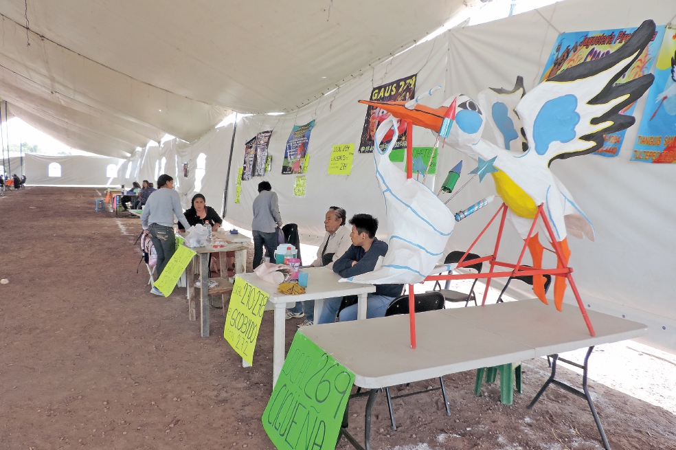 Artesanos toman predio de tianguis de San Pablito