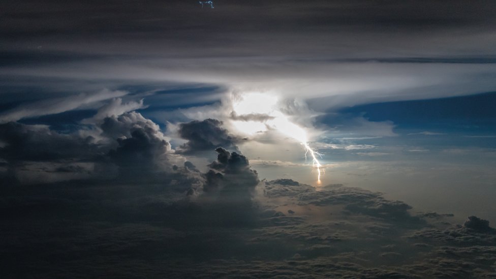 El piloto ecuatoriano que capta imágenes de tormentas desde la cabina de un avión